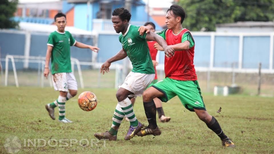 Ibrahim Conteh (tengah) dijaga ketat pemain SSB Ragunan.